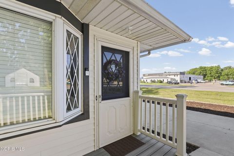 Tiny photo for 586 Garfield Drive, Perrysburg, OH 43551 (MLS # 10008514)