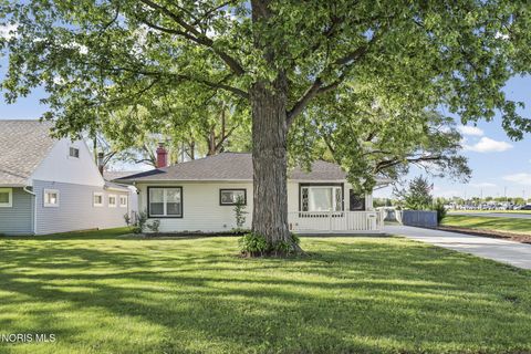 Photo of 586 Garfield Drive, Perrysburg, OH 43551 (MLS # 10008514)