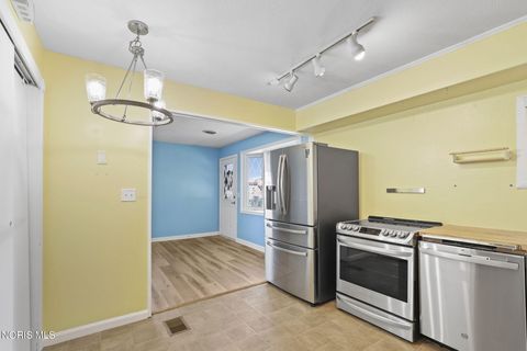 Tiny photo for 586 Garfield Drive, Perrysburg, OH 43551 (MLS # 10008514)