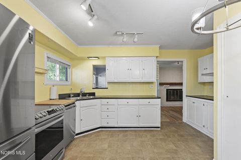 Tiny photo for 586 Garfield Drive, Perrysburg, OH 43551 (MLS # 10008514)