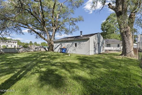 Tiny photo for 586 Garfield Drive, Perrysburg, OH 43551 (MLS # 10008514)
