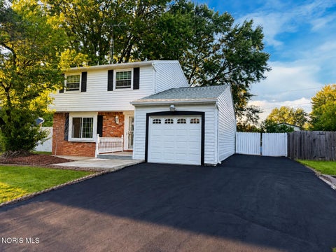 Homes For Sale - 5950 E Pembridge Drive<br/> Toledo, OH 43615