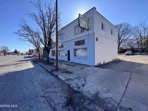 Photo of 1743 W Sylvania Avenue, Toledo, OH 43613 (MLS # 10004743)