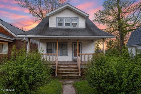 Photo of 1805 Oakwood Avenue, Toledo, OH 43607 (MLS # 10010211)