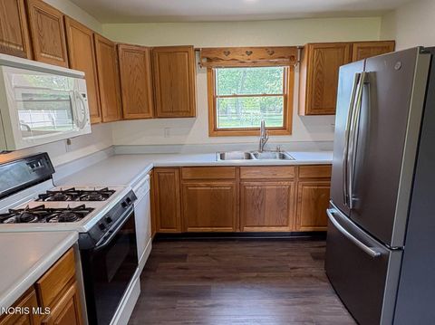 Tiny photo for 1102 S Lallendorf Road, Oregon, OH 43616 (MLS # 10007921)