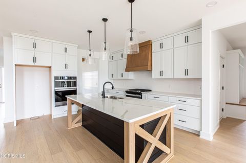 Tiny photo for 2107 Ashley Court, Perrysburg, OH 43551 (MLS # 10005098)