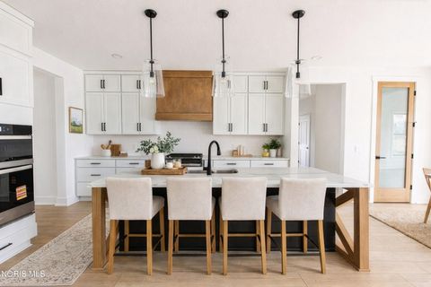 Tiny photo for 2107 Ashley Court, Perrysburg, OH 43551 (MLS # 10005098)