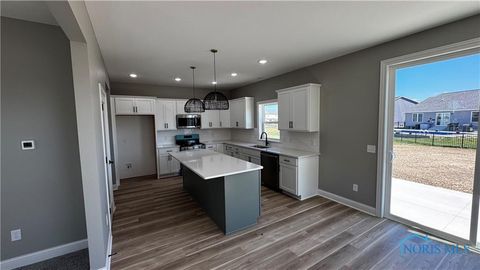 Tiny photo for 717 W Ironwood Drive, Rossford, OH 43460 (MLS # 10000318)