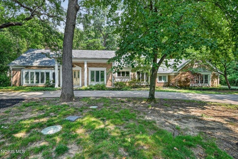 Photo of 6164 Valley Park Drive, Toledo, OH 43623 (MLS # 10009690)