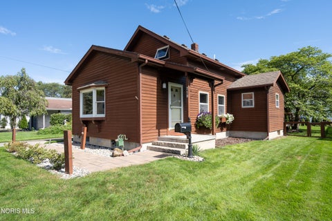 Tiny photo for 718 Johnson Street, Maumee, OH 43537 (MLS # 10014075)