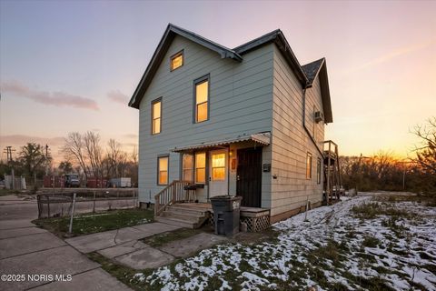 Photo of 950 Oak Street, Toledo, OH 43605 (MLS # 10002384)