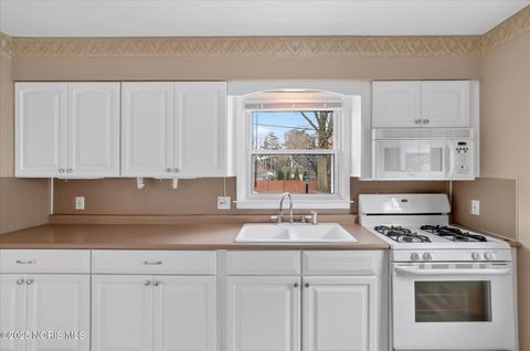 Tiny photo for 629 Pierce Street, Maumee, OH 43537 (MLS # 10002614)