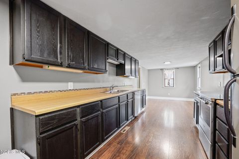 Tiny photo for 421 Conneaut Avenue, Bowling Green, OH 43402 (MLS # 10005303)