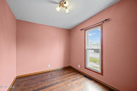 Tiny photo for 421 Conneaut Avenue, Bowling Green, OH 43402 (MLS # 10005303)