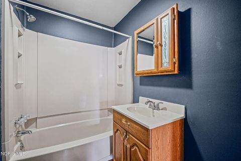 Tiny photo for 421 Conneaut Avenue, Bowling Green, OH 43402 (MLS # 10005303)