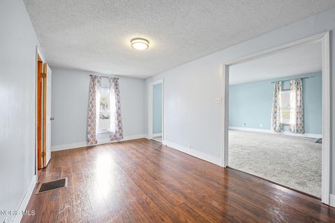 Tiny photo for 421 Conneaut Avenue, Bowling Green, OH 43402 (MLS # 10005303)