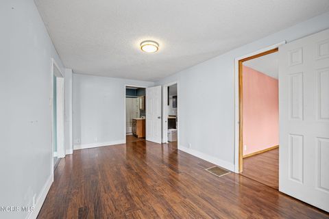 Tiny photo for 421 Conneaut Avenue, Bowling Green, OH 43402 (MLS # 10005303)