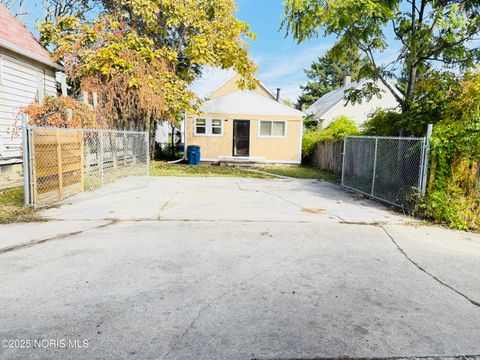 Tiny photo for 1110 Camden Street, Toledo, OH 43605 (MLS # 10000279)