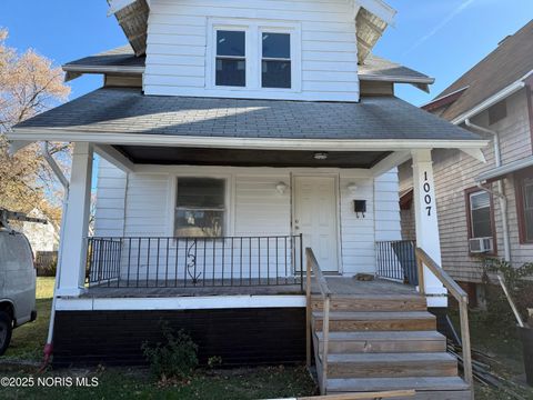 Photo of 1007 Shadowlawn Drive, Toledo, OH 43609 (MLS # 10001484)