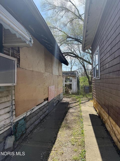 Tiny photo for 649 Curtis Street, Toledo, OH 43609 (MLS # 10006673)