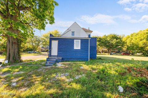 Tiny photo for 1222 Lincoln Avenue, Toledo, OH 43607 (MLS # 10004279)