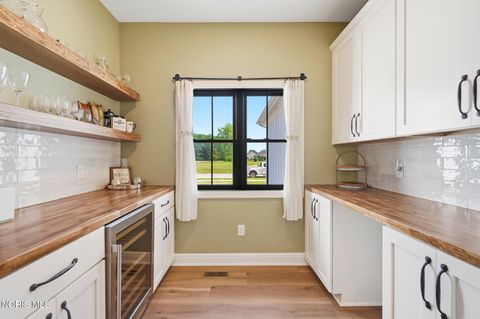 Tiny photo for 1531 Saint Andrews Drive, Bowling Green, OH 43402 (MLS # 10009958)