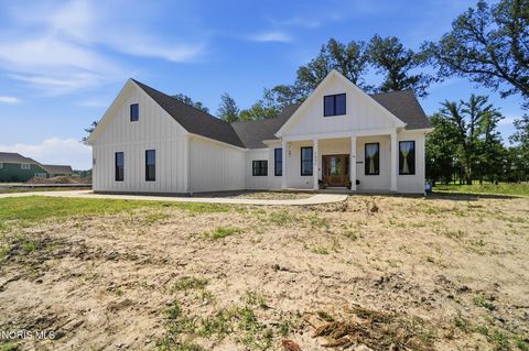 Photo of 1531 Saint Andrews Drive, Bowling Green, OH 43402 (MLS # 10009958)