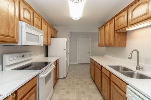 Tiny photo for 6416 Madison Cove Court #18, Sylvania, OH 43560 (MLS # 10009090)