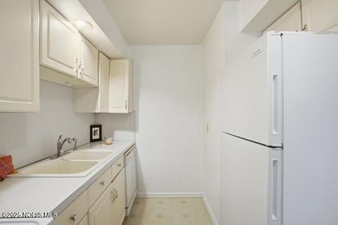 Tiny photo for 2317 Rockspring Road # 104, Toledo, OH 43614 (MLS # 10001624)