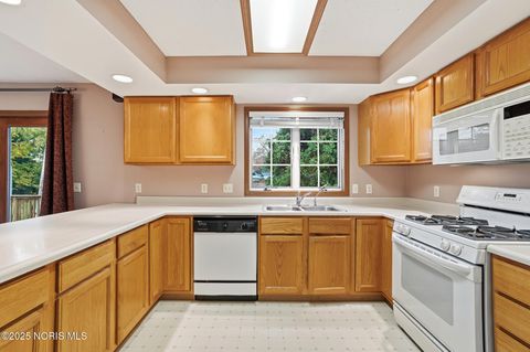 Tiny photo for 5053 Bennett Road, Toledo, OH 43612 (MLS # 10000862)