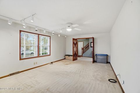 Tiny photo for 5053 Bennett Road, Toledo, OH 43612 (MLS # 10000862)