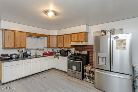 Tiny photo for 221 Segur Avenue, Toledo, OH 43609 (MLS # 10013326)