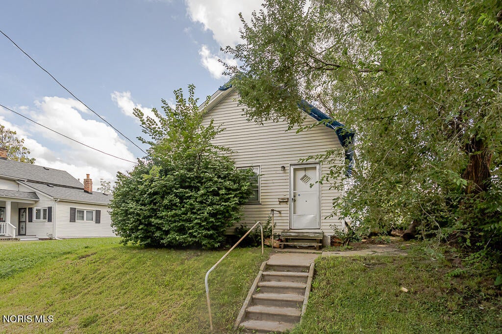 221 Segur Avenue