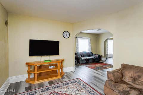 Tiny photo for 425 Bassett Street, Toledo, OH 43611 (MLS # 10011131)