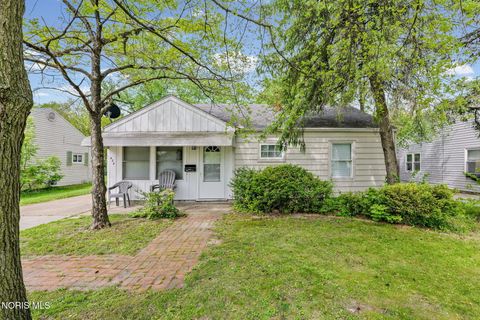 Photo of 424 Southview Drive, Toledo, OH 43609 (MLS # 10007658)
