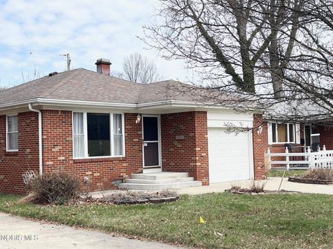 Photo of 1922 Heatherdale Drive, Toledo, OH 43609 (MLS # 10005763)