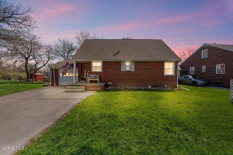 Photo of 411 Hillside Drive, Rossford, OH 43460 (MLS # 10006290)