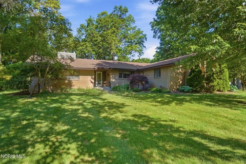 Photo of 1005 Oak Park Drive, Toledo, OH 43617 (MLS # 10008541)