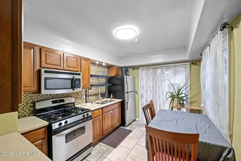 Tiny photo for 2842 Oak Grove Place, Toledo, OH 43613 (MLS # 10001612)