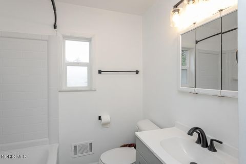 Tiny photo for 5542 Ashdale Court, Toledo, OH 43612 (MLS # 10005241)