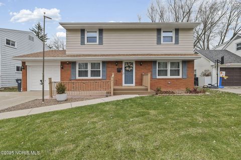 Photo of 525 Orchard View Drive, Maumee, OH 43537 (MLS # 10001603)