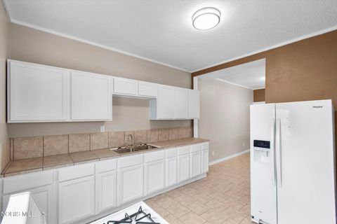 Tiny photo for 822 Delence Street, Toledo, OH 43605 (MLS # 10006523)