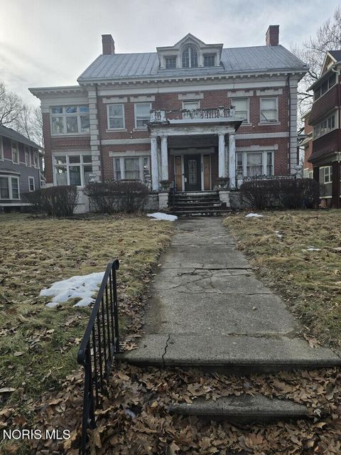 Photo of 2229 Parkwood Avenue, Toledo, OH 43620 (MLS # 10004300)