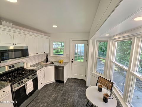 Tiny photo for 2324 Ward Street, Toledo, OH 43609 (MLS # 10010293)