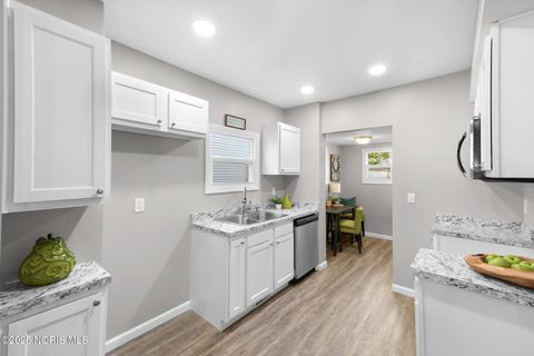 Tiny photo for 2447 Portsmouth Avenue, Toledo, OH 43613 (MLS # 10000304)