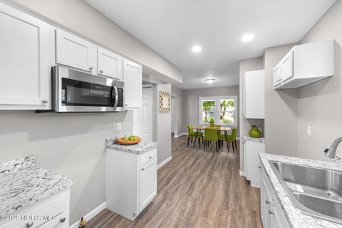 Tiny photo for 2447 Portsmouth Avenue, Toledo, OH 43613 (MLS # 10000304)