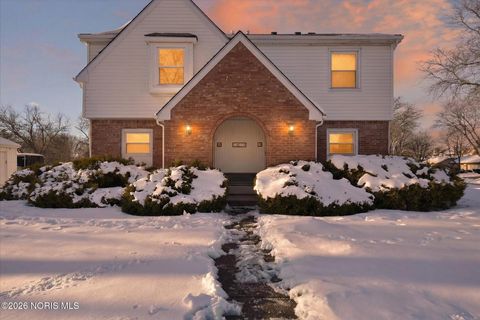 Photo of 2630 7th Street #Apt B, Maumee, OH 43537 (MLS # 10003519)