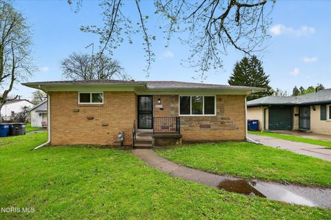 Photo of 826 Ranch Drive, Toledo, OH 43607 (MLS # 10006552)