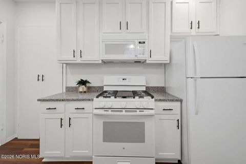 Tiny photo for 2410 Lawrence Avenue, Toledo, OH 43620 (MLS # 10003341)