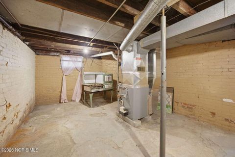 Tiny photo for 2410 Lawrence Avenue, Toledo, OH 43620 (MLS # 10003341)